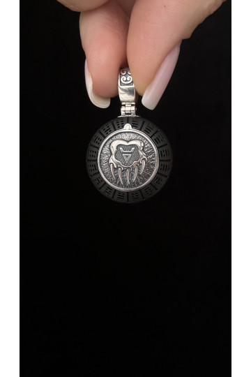 Srebrny wisior amulet "Pałacu wilka"