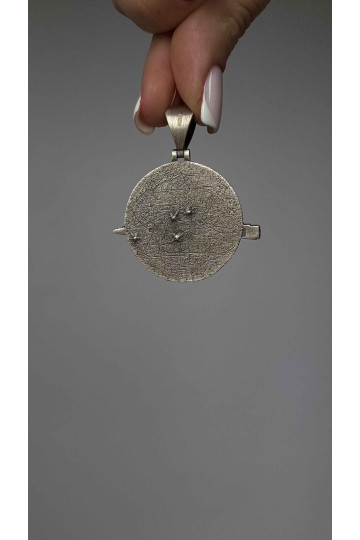 Srebrny naszyjnik-amulet z wizerunkiem "karabin snajperski"