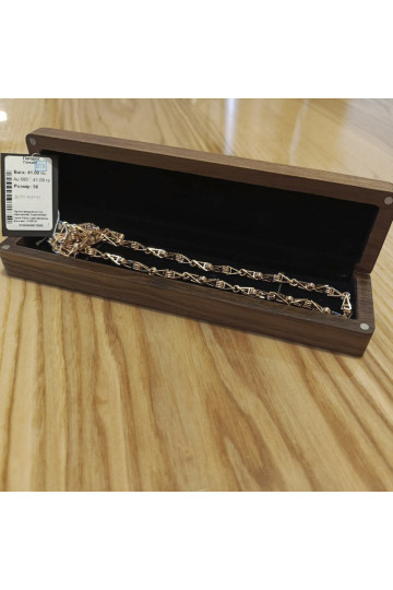 Men's gold chain around the neck, with a unique weave.